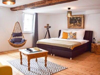 Blick in ein Zimmer mit Tisch und Bett Zimmer Unterkunft Bett Wandern Hotel Eifel