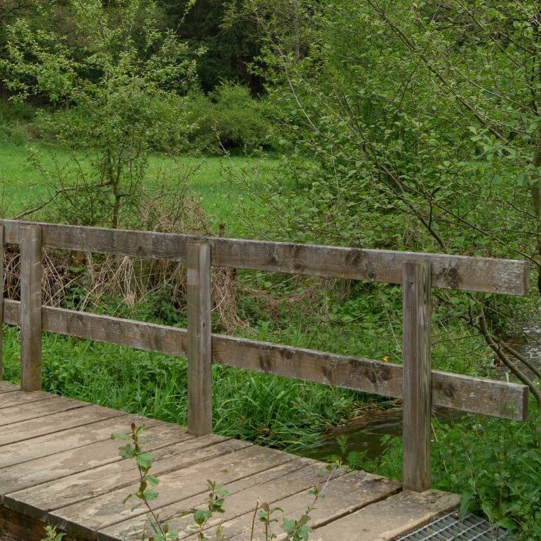 Brücke über Houverather Bach Wääsch Wandern Eifelschleife 