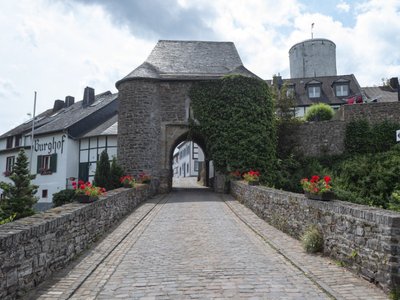 EifelSpur Raubritter Eingang Burghof Reifferscheid EifelSpur Raubritter Eingang Burghof Reifferscheid Nordeifel